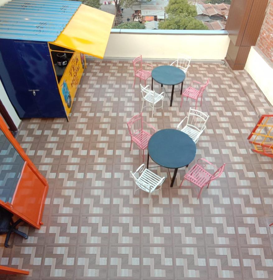 Hashtag Traveler'S Vandrarhem Lucknow Exteriör bild
